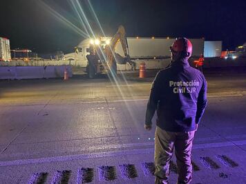 Cierran carril en la autopista México - Querétaro para reparar socavón