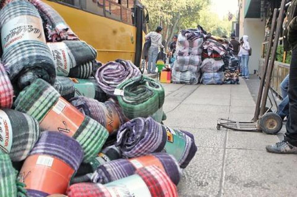 Entregan despensas y cobijas en El Marqués