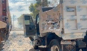 Camión de volteo intenta ganarle el paso al tren y es arrastrado en Santa María Magdalena