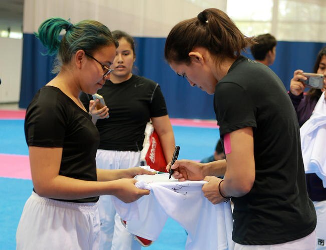 Espinoza inspira a chavos en TKD