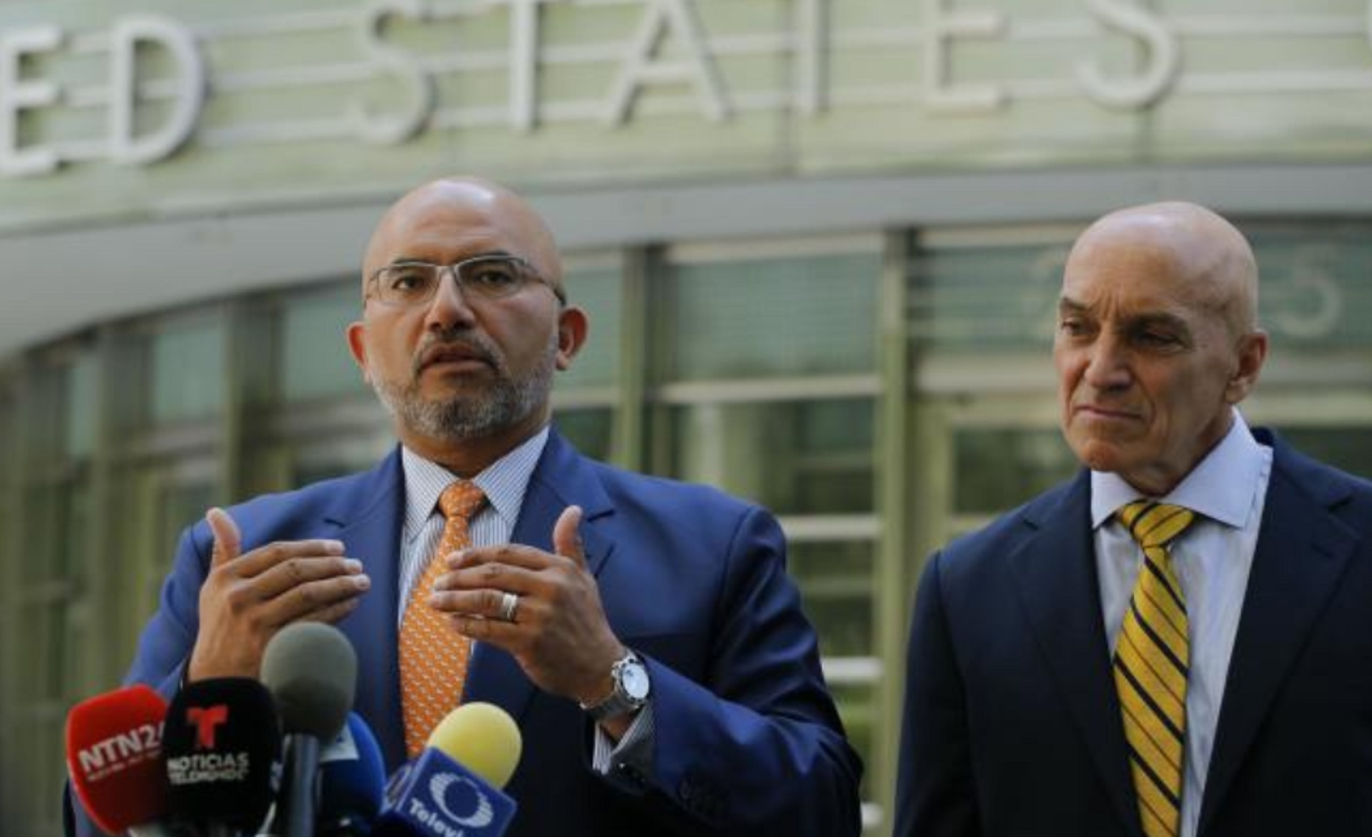 El abogado de Joaquín 'El Chapo' Guzmán, Eduardo Balarezo, habla con los medios luego de una audiencia en el caso del narcotraficante mexicano Joaquín 'El Chapo' Guzmán (Foto: AFP) 26/06/2018 11:58