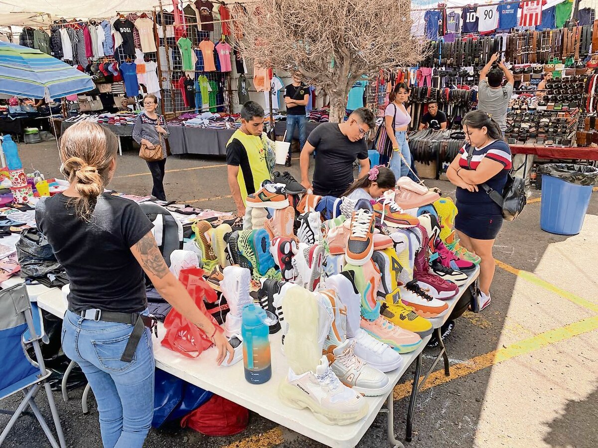 Tianguis de “La Cruz” inicia venta en su nueva ubicación