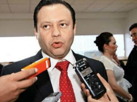 Braulio se concentra en su trabajo