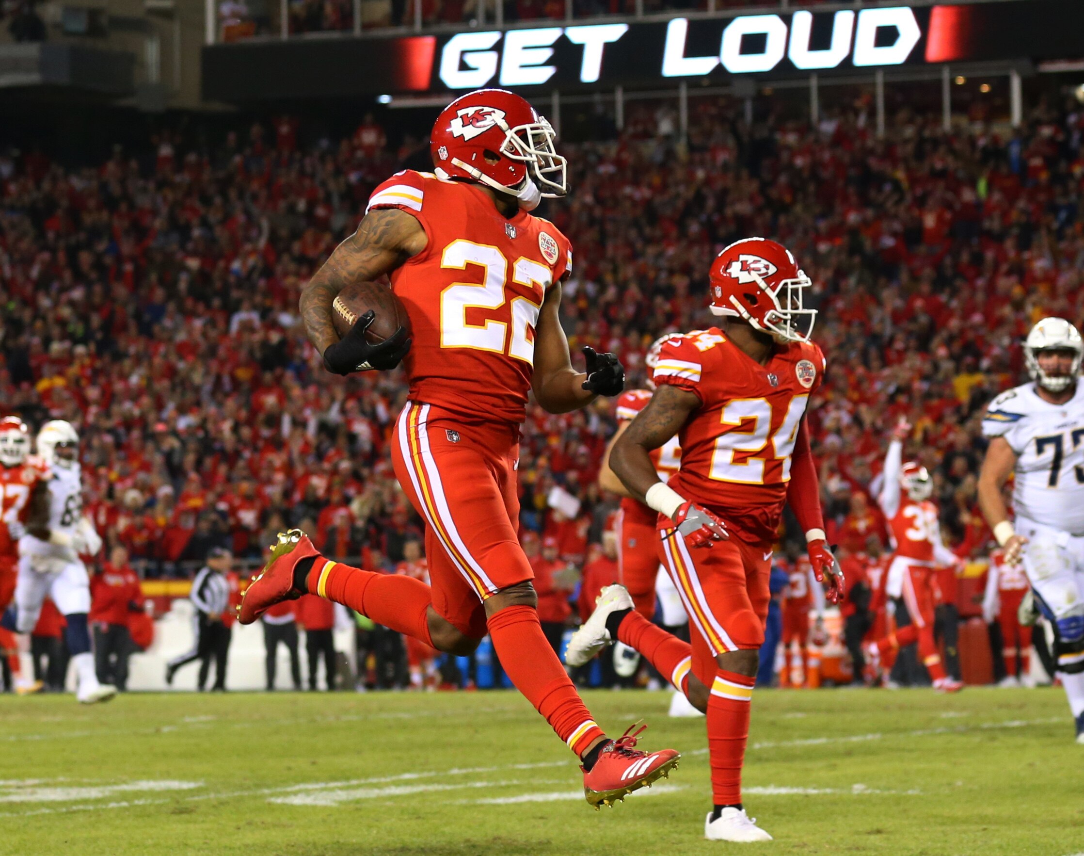 Chiefs le gana cima a Chargers