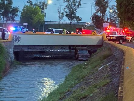 Estaban instalando fibra óptica cuando el auto quedó atrapado en canal de Casa Blanca 