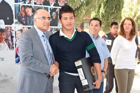 Zapata entrega laptops