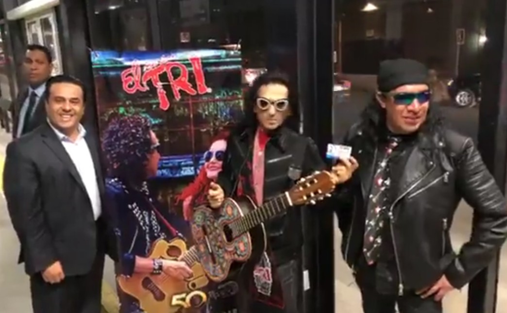 Luis Bernardo Nava, jefe de la oficina de la gubernatura y Alex Lora vocalista de El Tri de México (Foto: Especial)