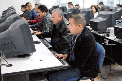 Dan oportunidad a docentes de presentar examen 