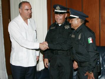 Reconoce gobernador honradez de policías