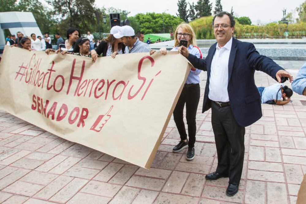 Una seguidora de Gilberto Herrera Ruiz, tropezó sin que el candidato de Morena se percatara del hecho. FOTO: DEMIAN CHÁVEZ