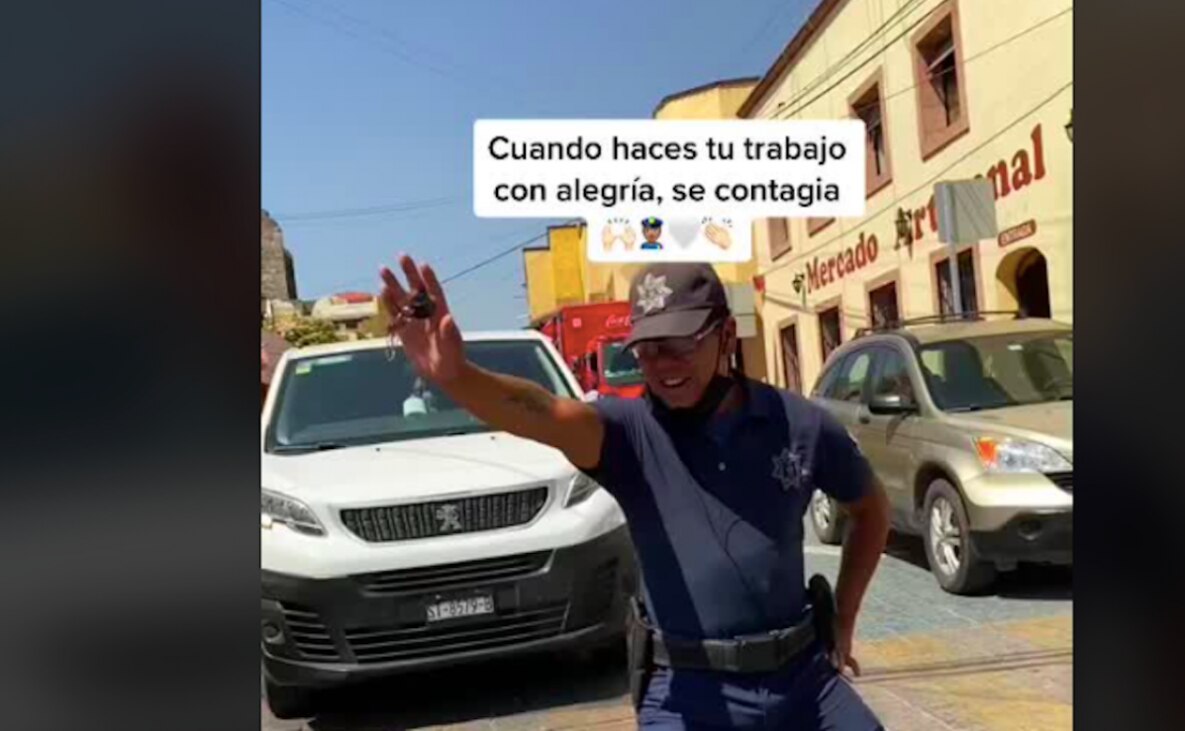 Video. Hacen viral al "Poli feliz"; trabaja bailando en Querétaro