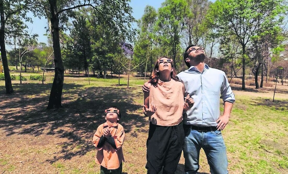 Jorge Álvarez Máynez observó el eclipse de Sol en la Ciudad de México en compañía se su esposa e hijos. Foto: Especial