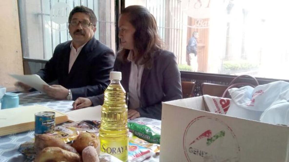 La regidora presentó como prueba una despensa que contenía una gorra y una playera de la campaña de Calzada. / Foto: Domingo Valdéz