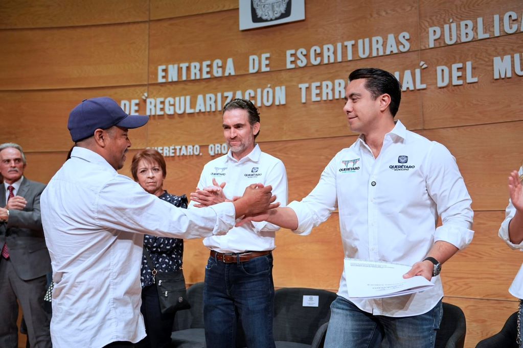 Felifer entregó 71 escrituras públicas del Programa Regularización Territorial a familias queretanas. Foto: Especial