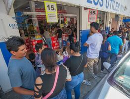 Compras al límite previo al regreso al salón de clases