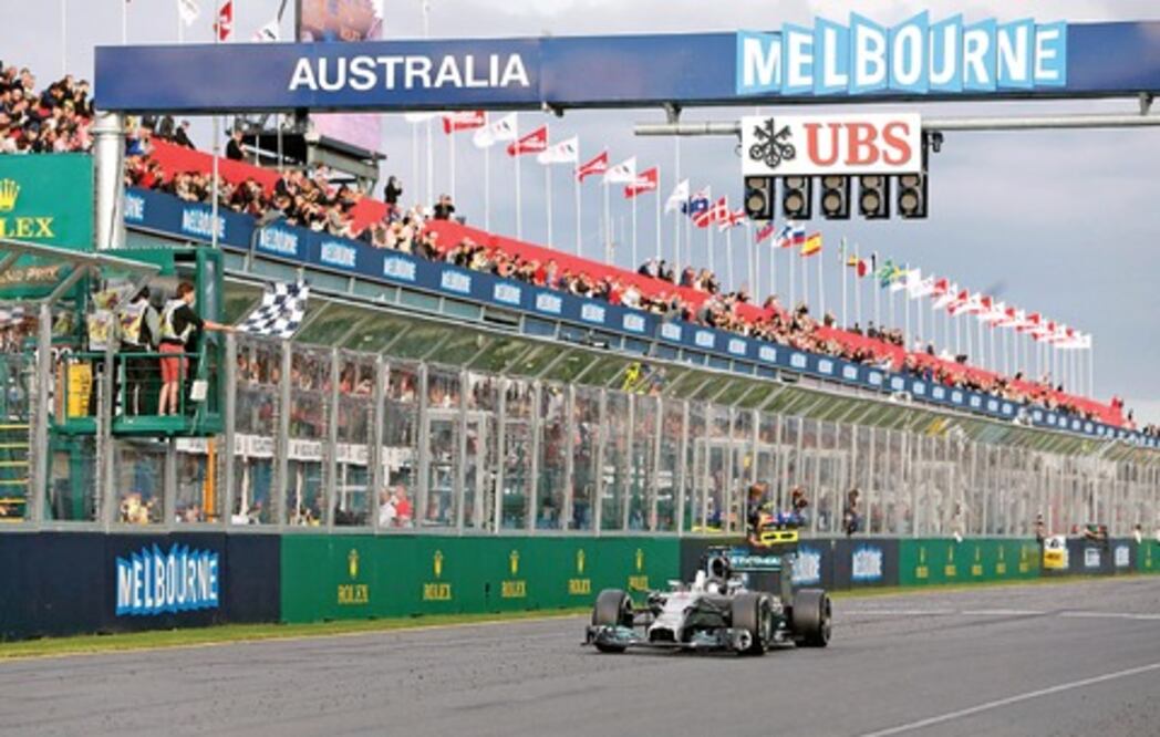 Rosberg triunfa entre polémica