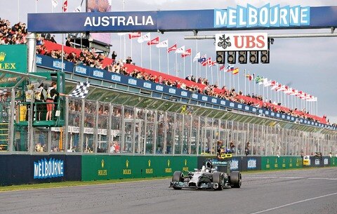 Rosberg triunfa entre polémica