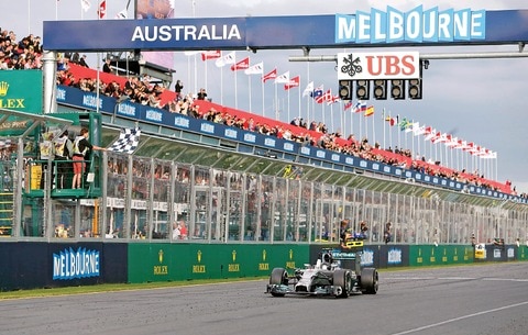 Rosberg triunfa entre polémica