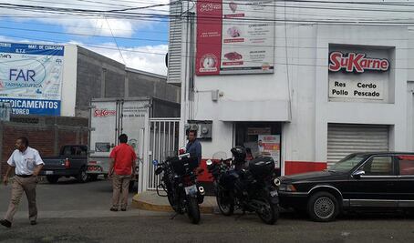 Amagan a empleados de una carnicería; hurtan 6 mil pesos 