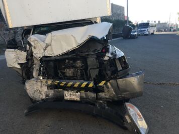 Abandona su camioneta tras choque 