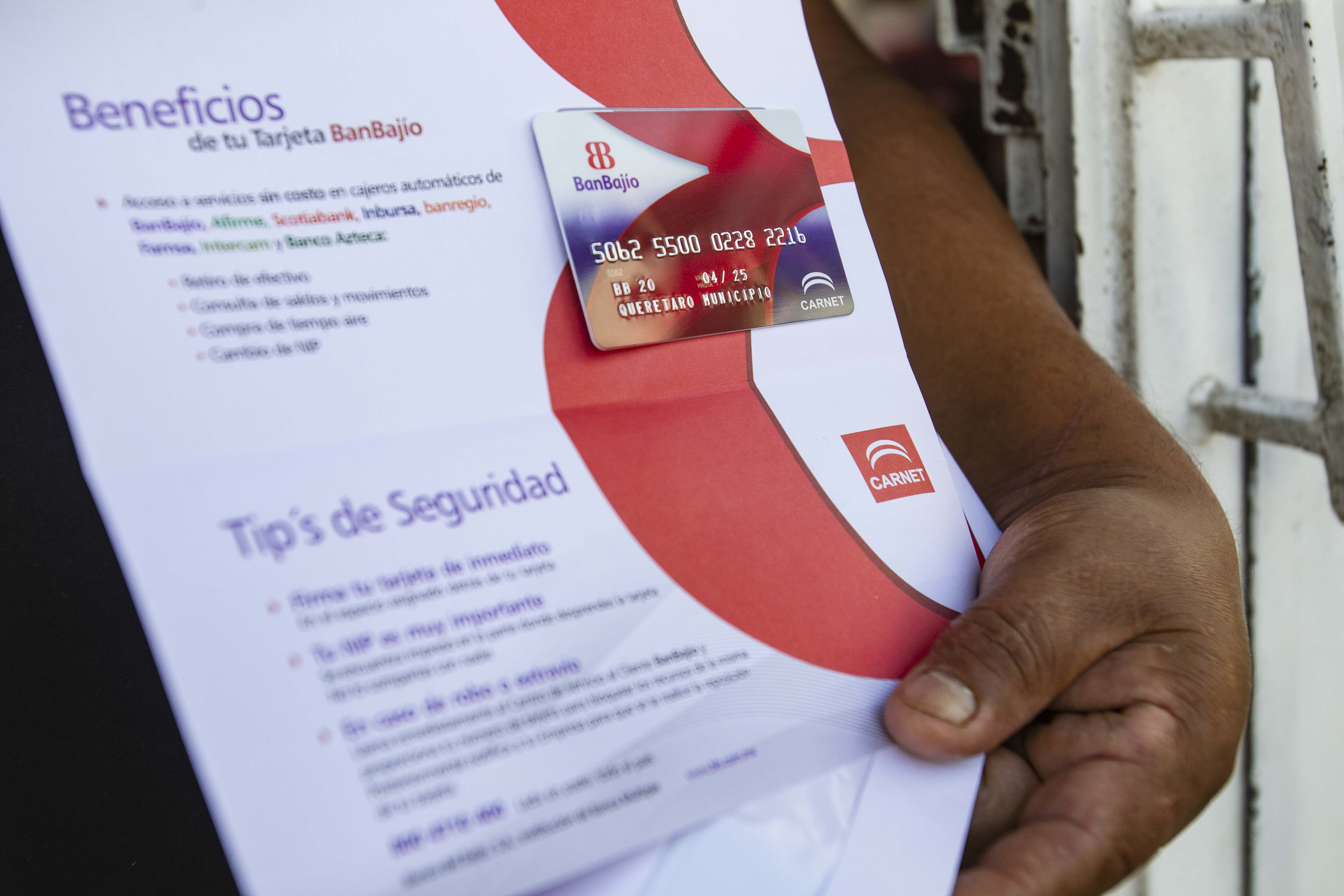 Con tarjeta de débito y hasta la puerta de la casa, así es el apoyo económico por el Covid-19