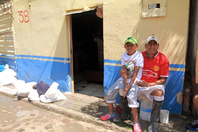 Habitantes de la zona salvaron algunas de sus pertenencias y subieron a los niveles más altos de sus viviendas para protegerse del desborde de aguas negras del río Querétaro (CÉSAR GÓMEZ. EL UNIVERSAL)