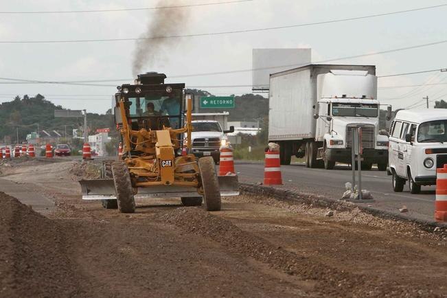 Continúa la ampliación de carretera en El Marqués