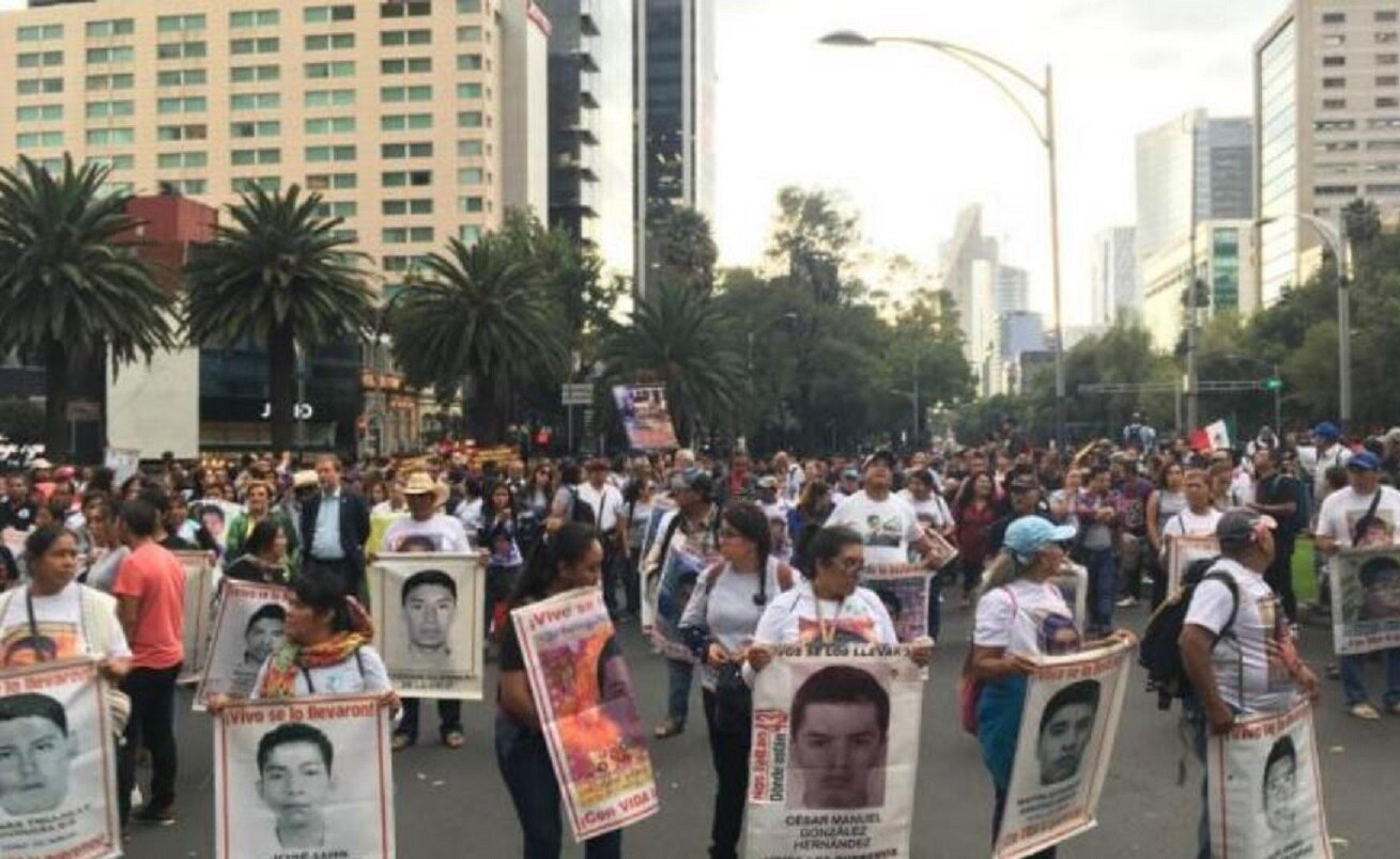 Marchan del Ángel al Zócalo, a 4 años de la desaparición de los 43 de Ayotzinapa