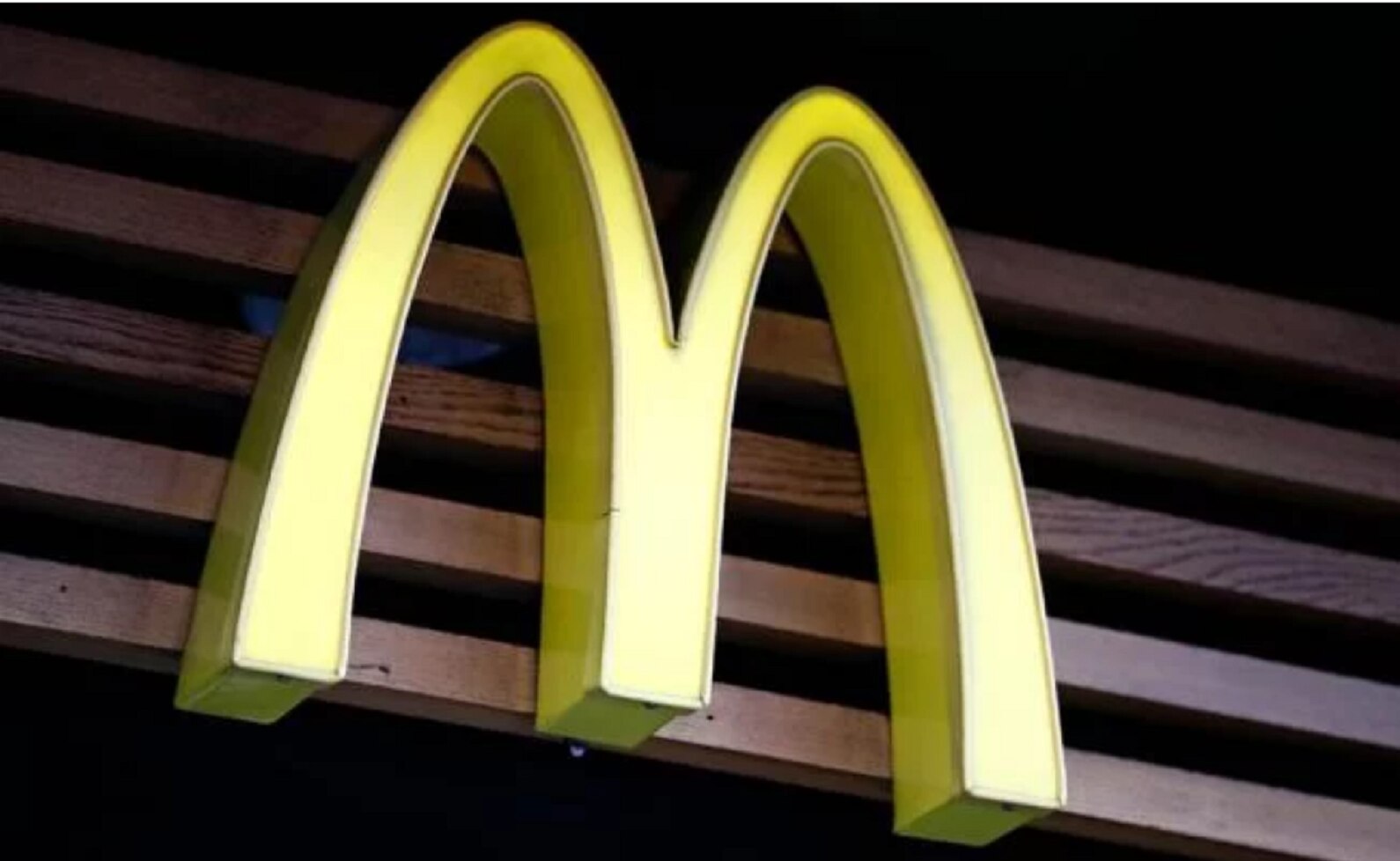 Cliente lanza a empleada de McDonald's café caliente en la cara