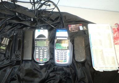 Aprehenden a sujetos en posesión de terminales bancarias