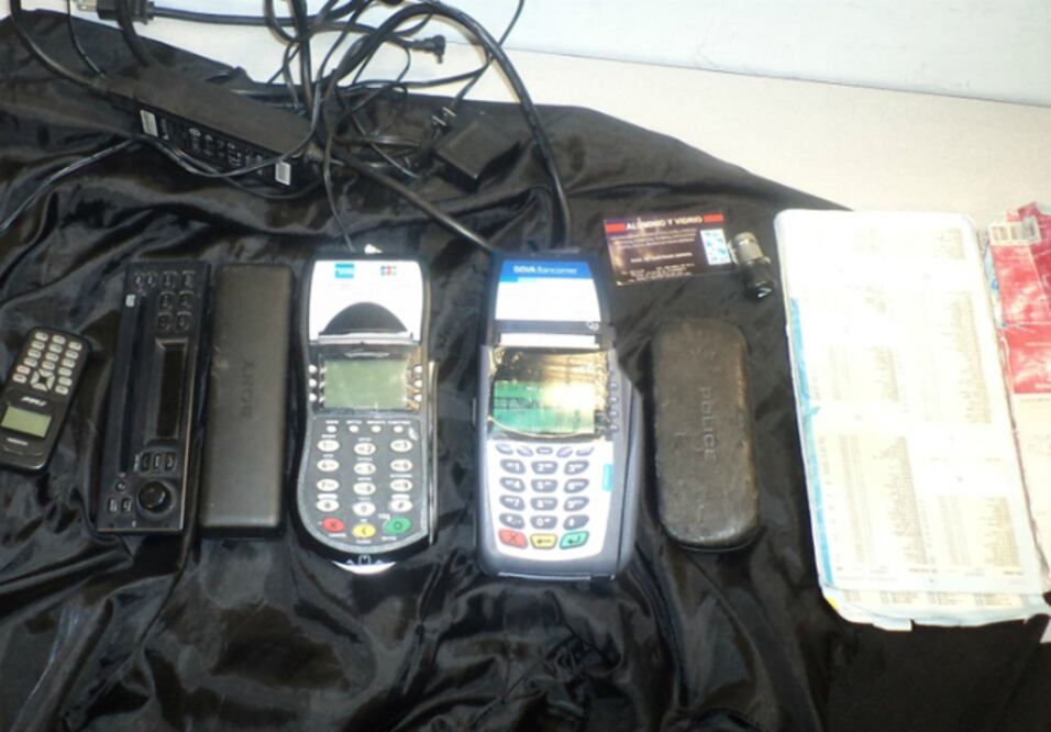 Aprehenden a sujetos en posesión de terminales bancarias