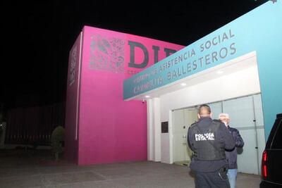 Travesura terminó en rescate; niños suben a arcotecho 