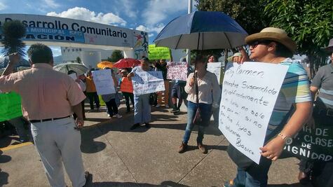 Protestan maestros en Tequisquiapan
