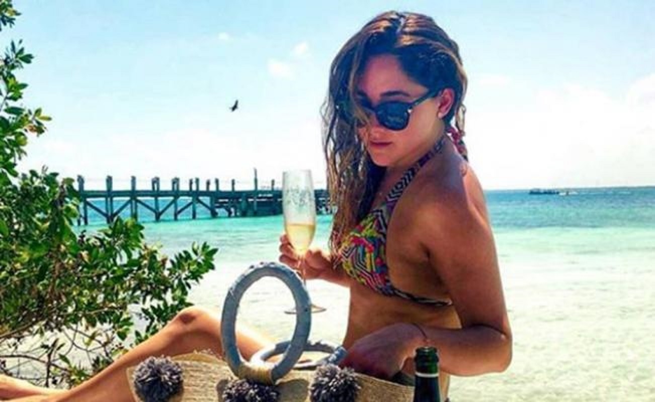 Sherlyn luce su trasero en bikini
