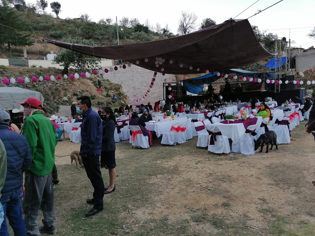 Suspenden evento. Novios se quedan sin mole, sin baile y sin brindis por su boda