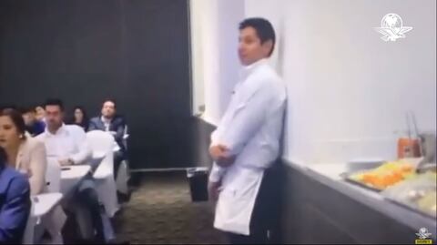 Se lanzan contra Carlos Muñoz por humillar a un mesero