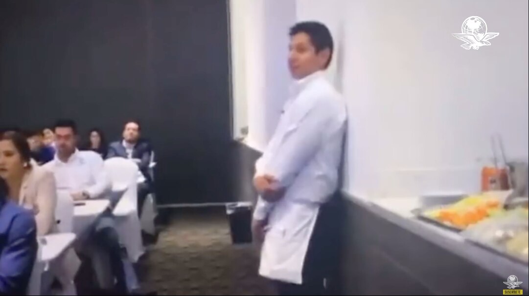 Se lanzan contra Carlos Muñoz por humillar a un mesero