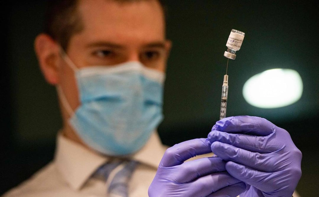 Investigan tres posibles efectos secundarios nuevos en vacunas de Pfizer y Moderna