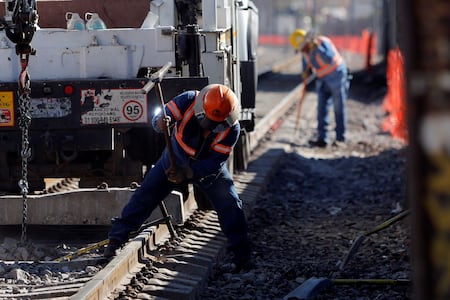 Denuncian abuso laboral en obra del tren México-Querétaro