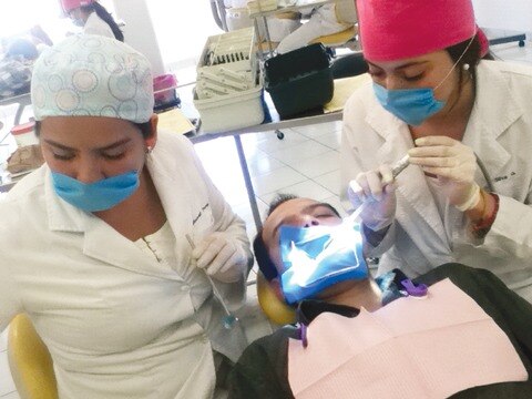 Reconocen clínica dental de UAQ