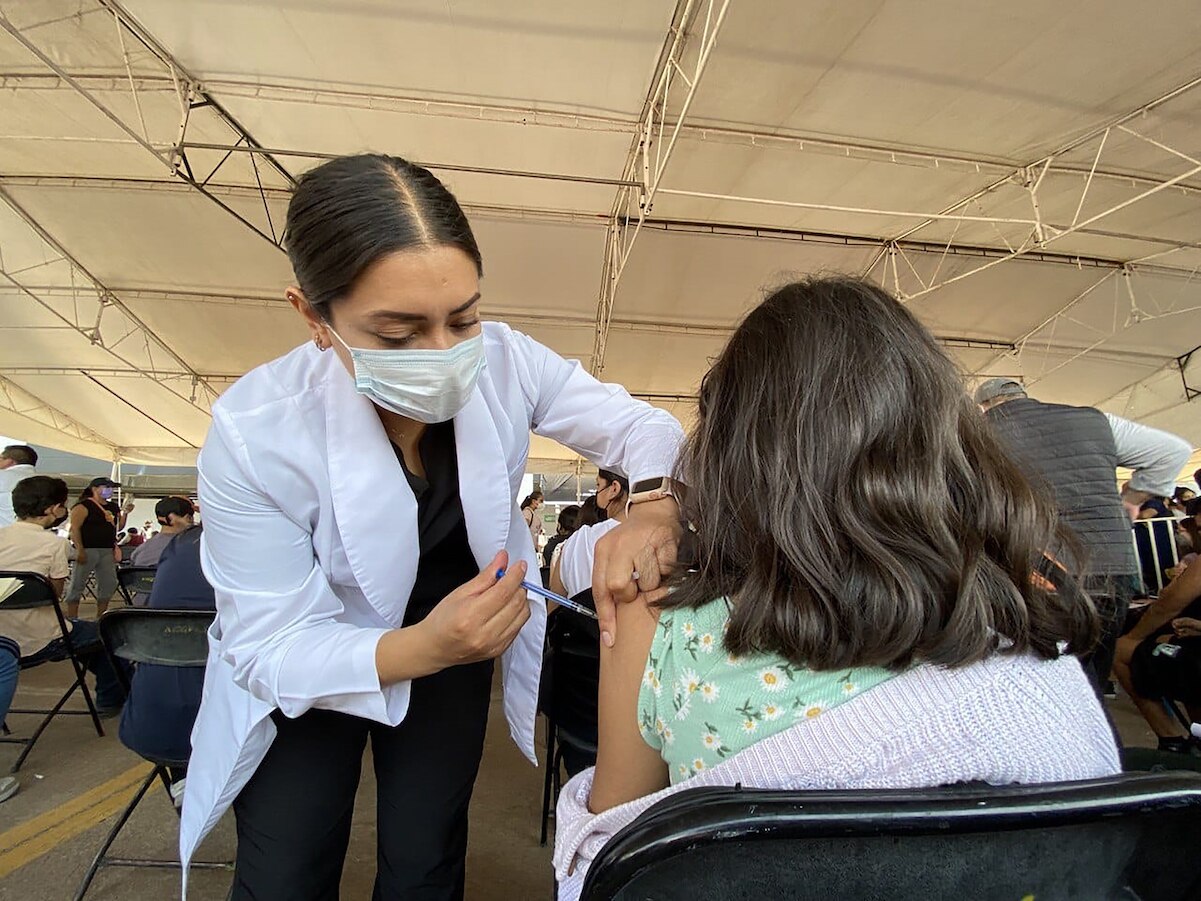 Vacunación contra el Covid-19 en adolescentes avanza al 50%, en Querétaro