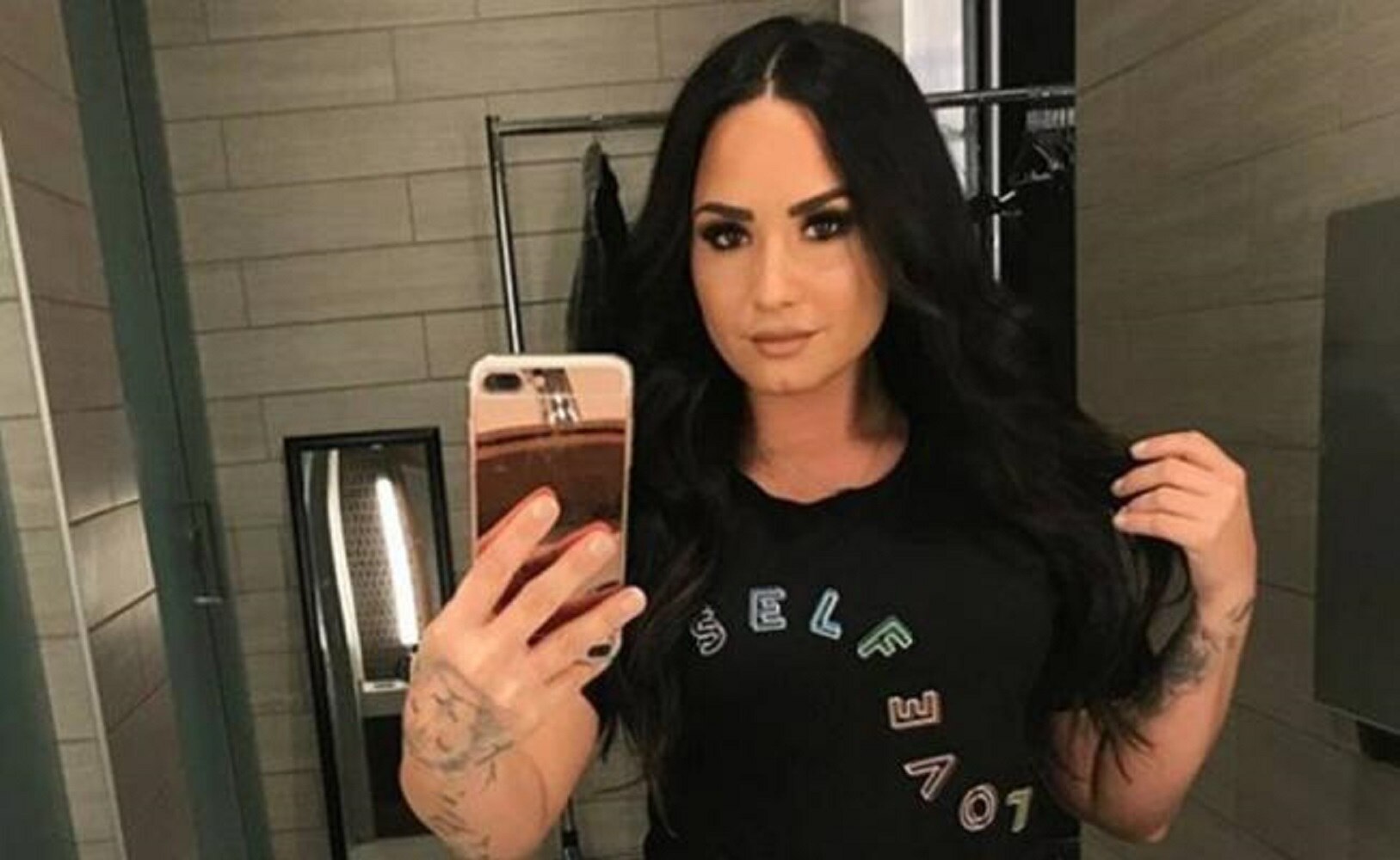 Demi Lovato se levanta la playera y muestra parte de sus senos