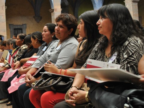 Dan créditos para proyectos a mujeres