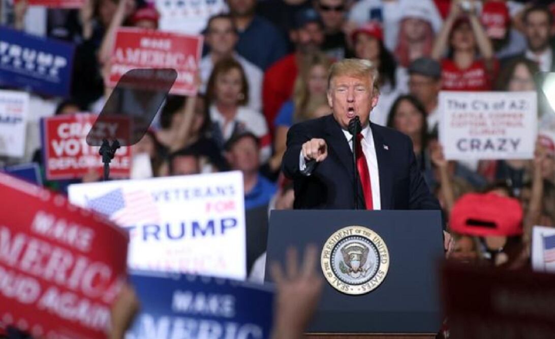 "Este es un mundo violento, sale otro chiflado, lamento que haya muerto gente por esto", declaró Trump. (Foto: AFP)