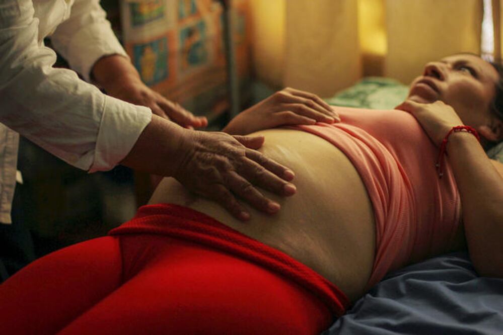 Algunos trucos, como el “voltear al bebé” cuando viene de pompis, los aprendió de su bisabuela que también fue partera, indica Rebeca, quien dice que se sigue maravillando con cada nacimiento (FOTOS: LUIS SÁNCHEZ. EL UNIVERSAL)