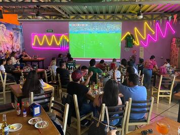 Pese a derrota de México, queretanos llenan cantinas para ver juego contra Argentina