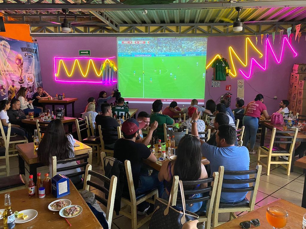 Pese a derrota de México, queretanos llenan cantinas para ver juego contra Argentina