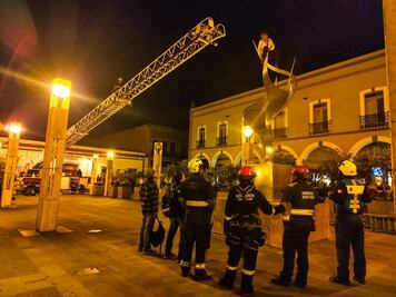 Arrestan por 11 horas al sujeto que trepó una estructura en Plaza Constitución