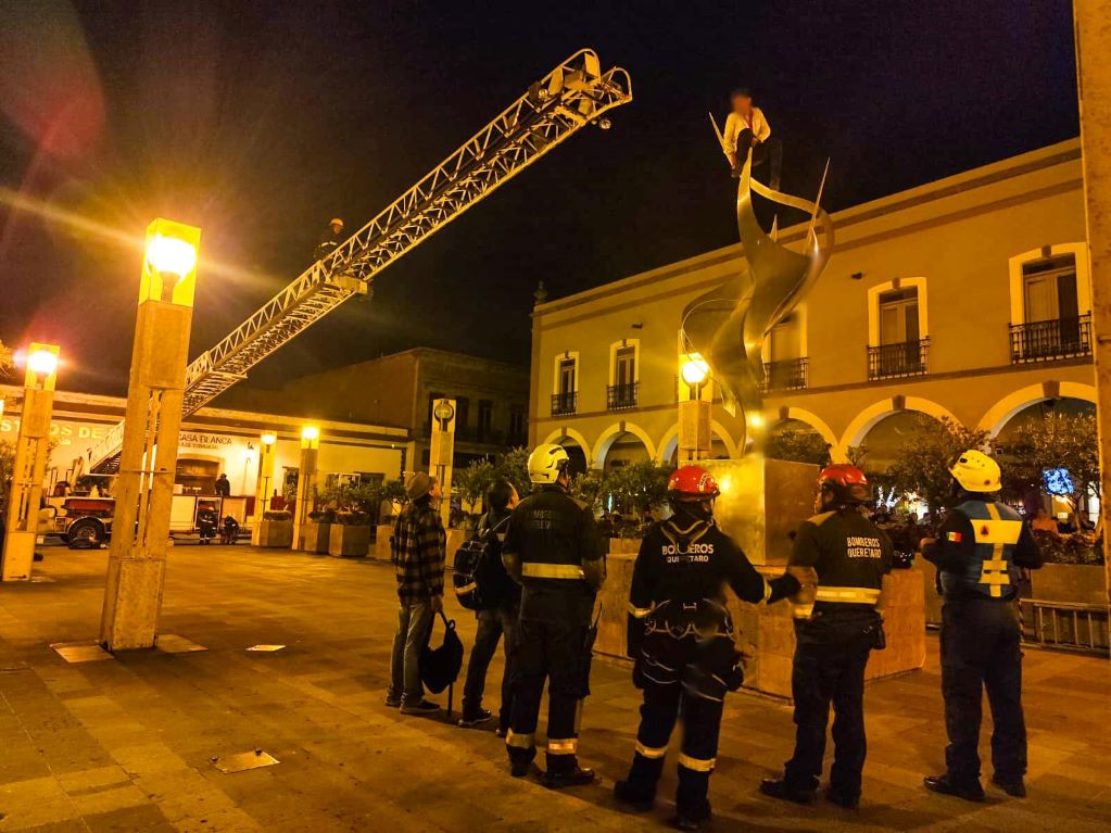 Arrestan por 11 horas al sujeto que trepó una estructura en Plaza Constitución