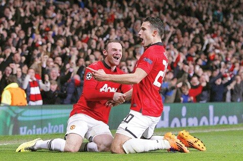 Tres de Van Persie y avanza el ‘Man-U’